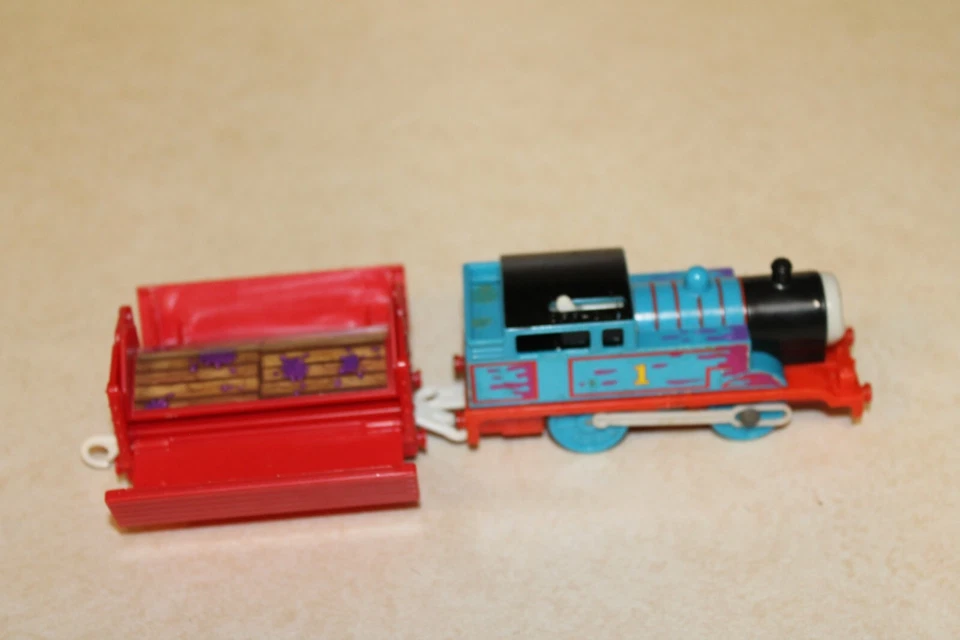 TrackMaster Thomas el motor del tanque Thomas en un atasco - Tren motorizado - Coche emergente Foto 4 de 4