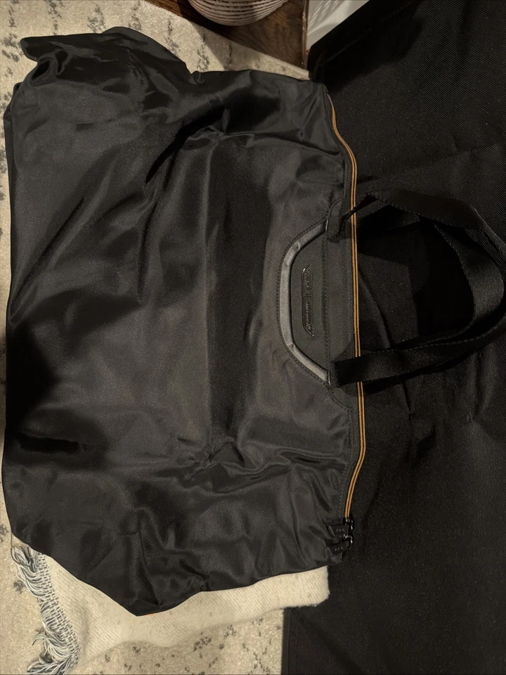 Bolso de Mano TUMI MCLAREN Just-in-case Negro Poliéster Almacenamiento Compacto Usado UNA VEZ Foto 3 de 4