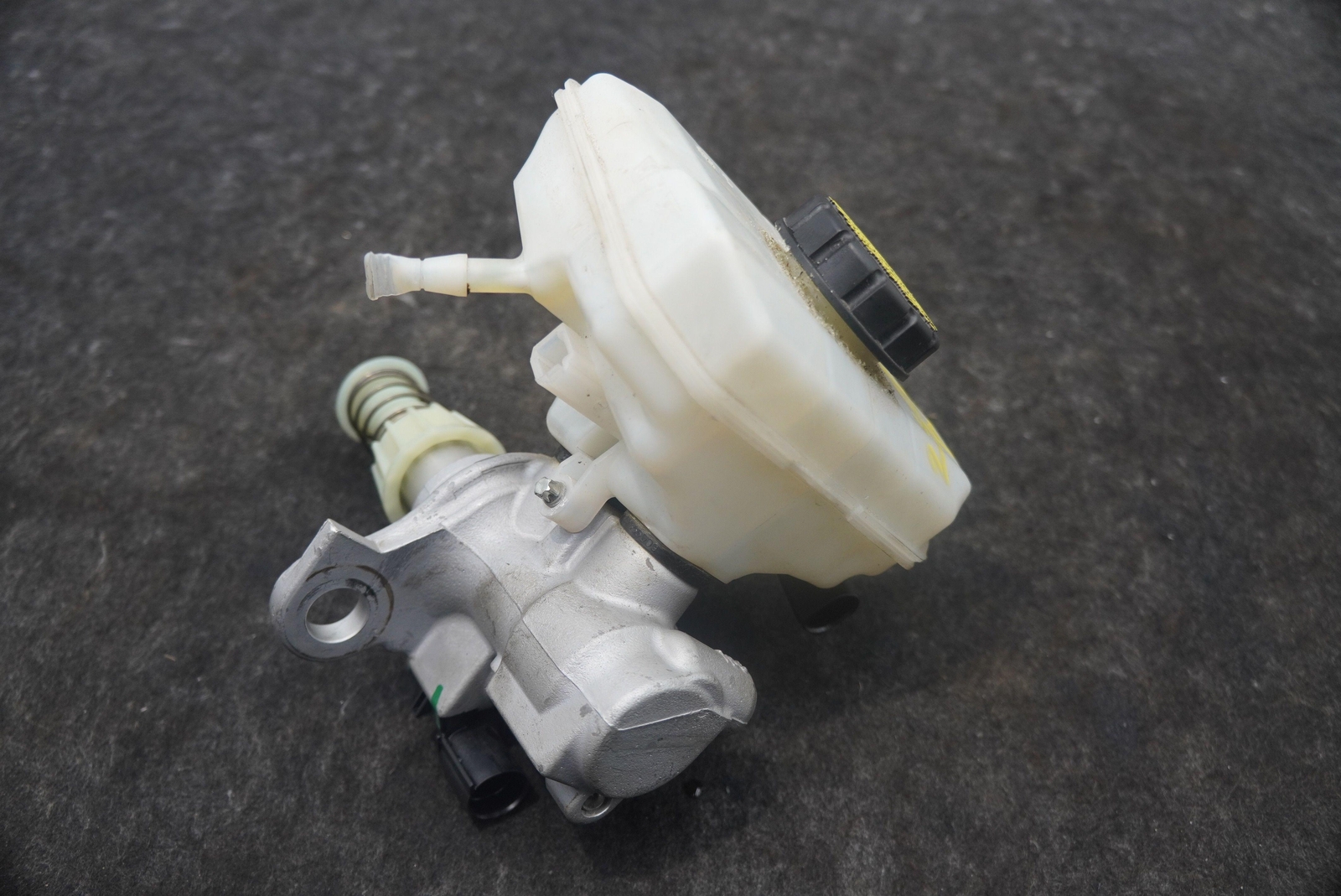 Tandem Brake Master Cylinder Reservoir Assembly 9Y0611021 OEM Lamborghini Urus