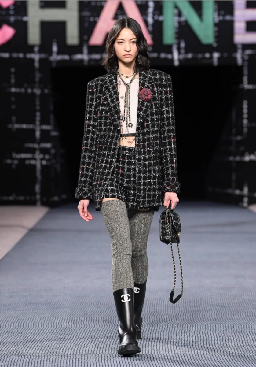 NEW 22A RUNWAY CHANEL BLACK MULTICOLOR TWEED RUNWAY SHORTS NEW 22A RUNWAY CHANEL BLACK MULTICOLOR TWEED RUNWAY SHORTS