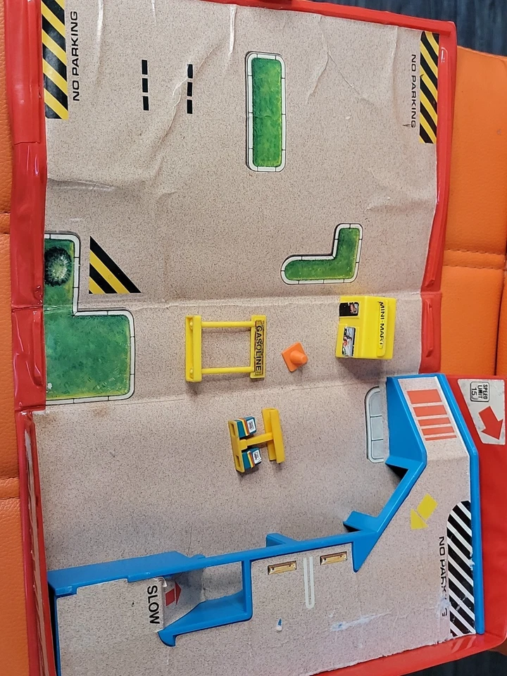 Vintage 1987 Galoob Micro Machines Service Station Garage Fold Up Playset - Image 2 of 4