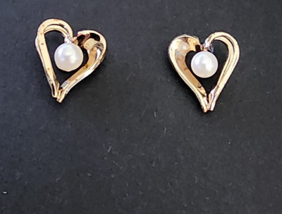 ***Very Nice Gold Heart Stud Earrings with Artificial Pearls***