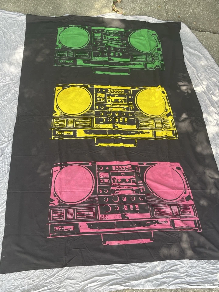 Tapiz boombox retro 82”x57” algodón negro colgante de pared años 80 estilo arte pop Foto 3 de 4