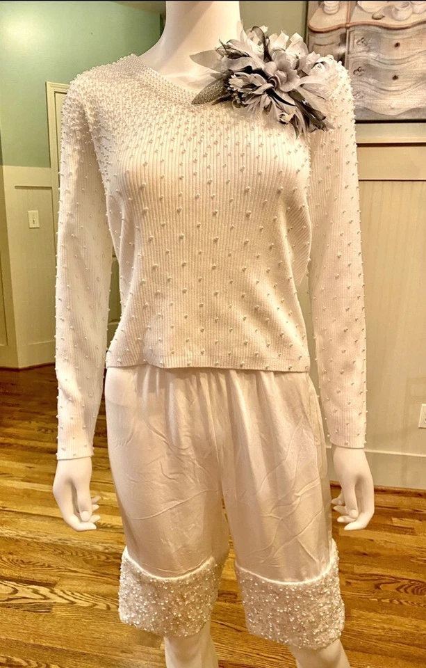 9K New Chanel 2017 White Pearl Sequin Shorts Sweater 2pc Set 34 36 2 4 S - Image 2 of 4