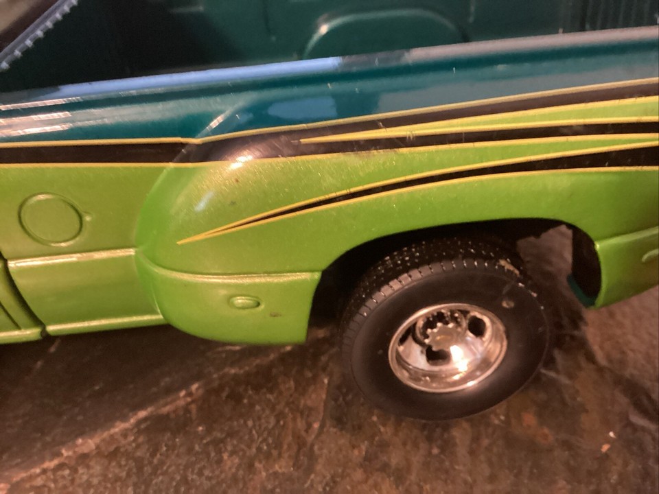 Chevrolet Silverado 3500 HD Dually Racing Champions ERTL 1:18 Die Cast ...