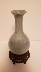 Small Ge type Guan Chinese antique pear shaped YUHUCHUNPING vase early 20th c.