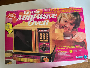 Vintage 1978 Kenner BETTY CROCKER EASY-BAKE Mini-Wave Oven in original box