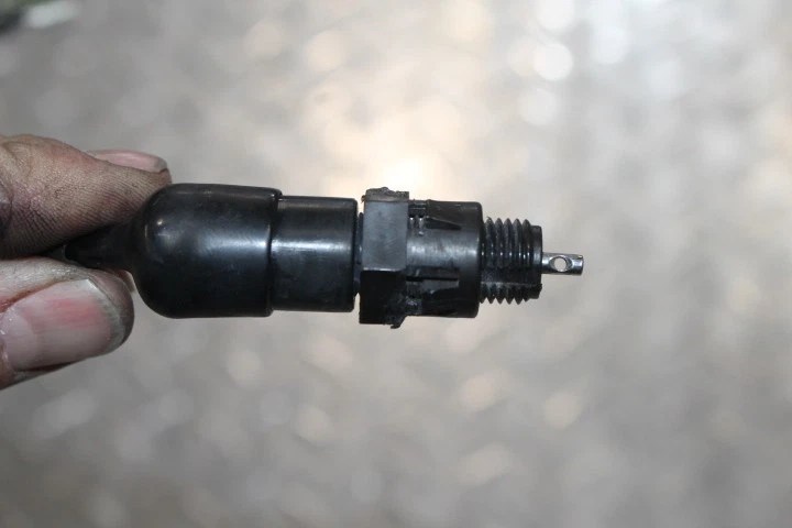 1999 KAWASAKI VULCAN 1500 VN1500A ЗАДНИЙ ТОРМОЗ ДАТЧИК - Изображение 2 из 4