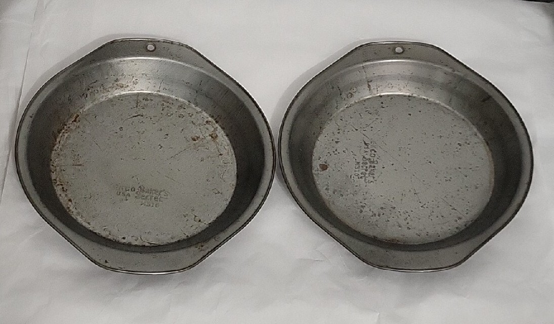 Ekco USA Baker’s Secret Non Stick Round Cake Pie Baking Pans Wall Art