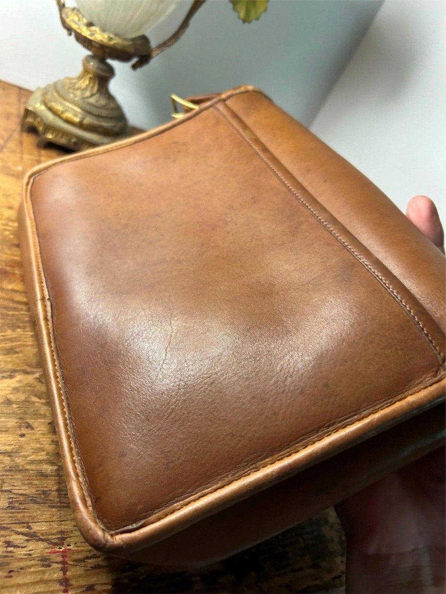 アメリカから購入 COACH leather bag Vintage Coach Full Glove Tanned Distressed Tobac Leather Pocket