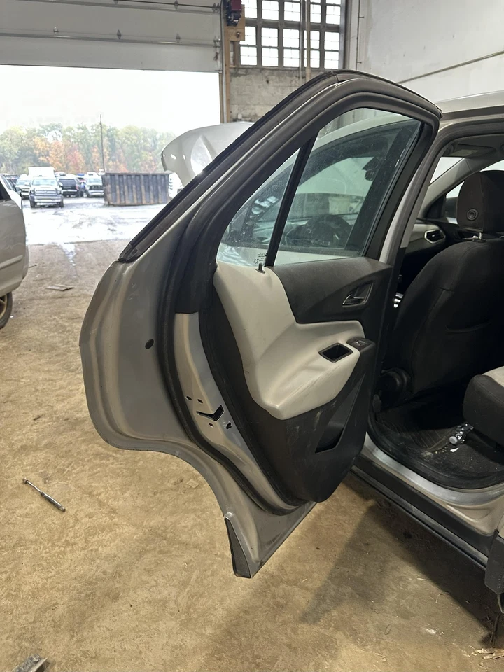 Used Rear Left Door Assembly Rear Side fits: 2019 Chevrolet Equinox w/o privacy Foto 3 de 4