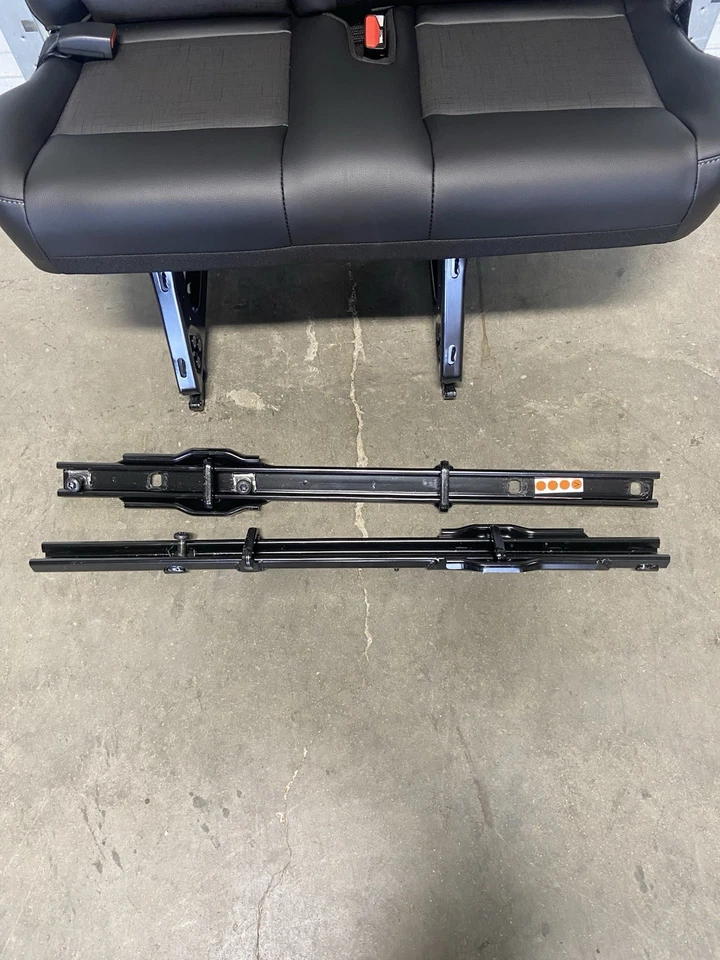 Ford Transit 2015-2025 asiento OEM negro LTHR 36" doble pasajero y soportes de piso Foto 4 de 4