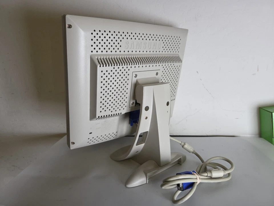 RARE Samsung SyncMaster 570V 15” LCD VGA Computer Monitor Retro Gaming VHTF - Image 2 of 4