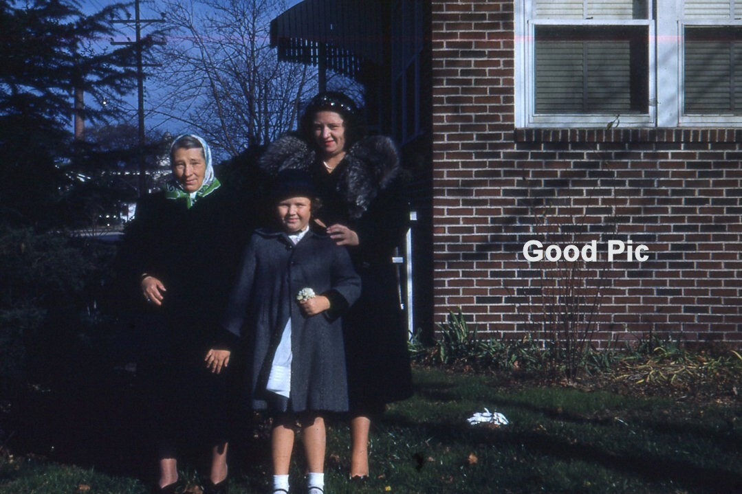 XX19- n- Vintage 35mm Slide Photo- Women and Girl- Red Kodachrome