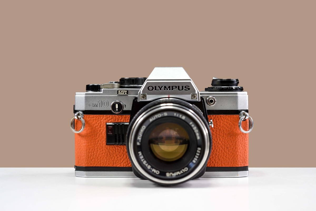 OLYMPUS OM10 35mm Film Camera w/ 50mm f/1.8 Zuiko Lens & Manual