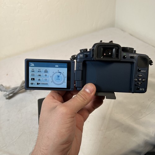 Panasonic Lumix DMC-G1 w/ 14-45 G Vario F3.5-5.6 Lens With Charger - Picture 5 of 12