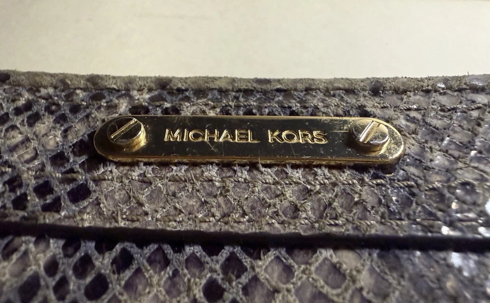 Carteira clutch Michael Kors MK Moxley couro píton areia escura com zíper - Imagem 3 de 4