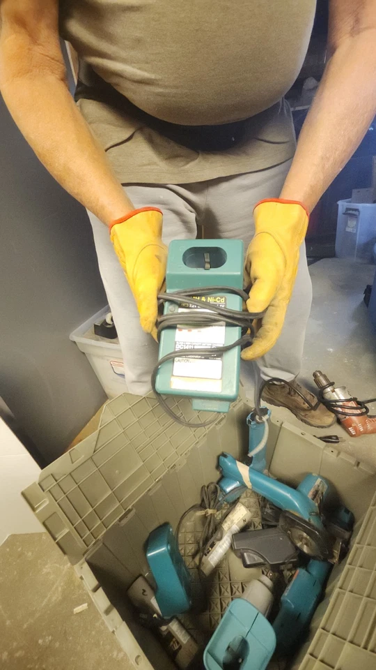 Makita 5 Power Tools, 3 Batteries, Charger & Case Drills Saws, (SM9)  - Image 4 of 4