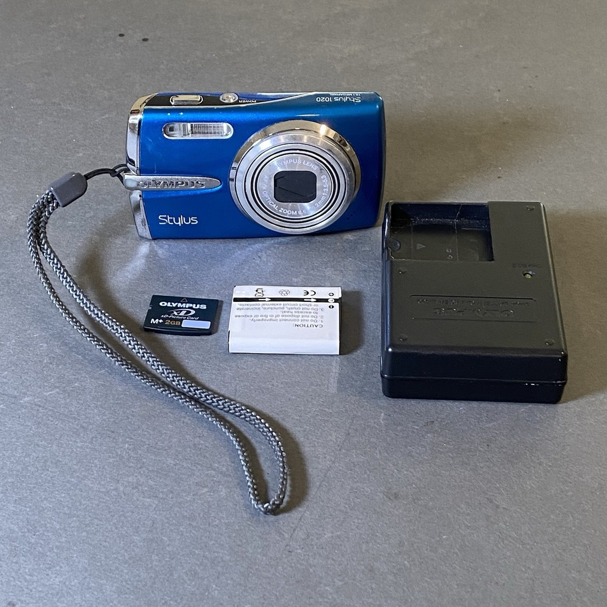 Olympus digital camera Stylus 1020 Battery Charger Memory Card