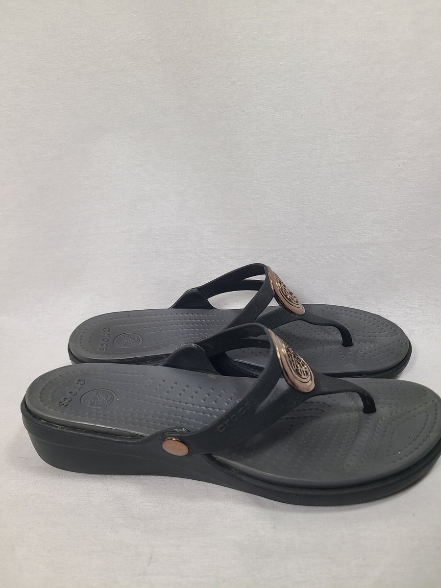 サンダル・ミュール CROCS Women Sandals 210390 001 BLACK Crocs Women's Sanrah Circle Thong Flip Flop Wedge Sandals