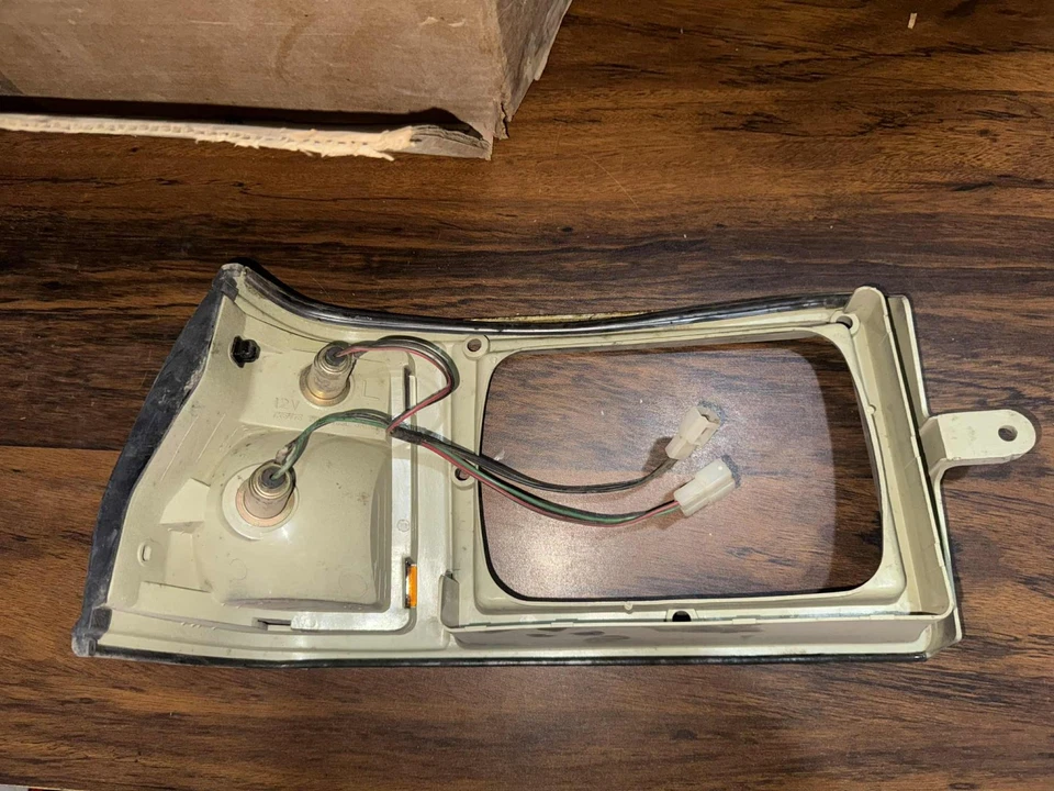 Carcasa de faro con luz de aparcamiento izquierda Mazda 323 1979 Foto 2 de 4