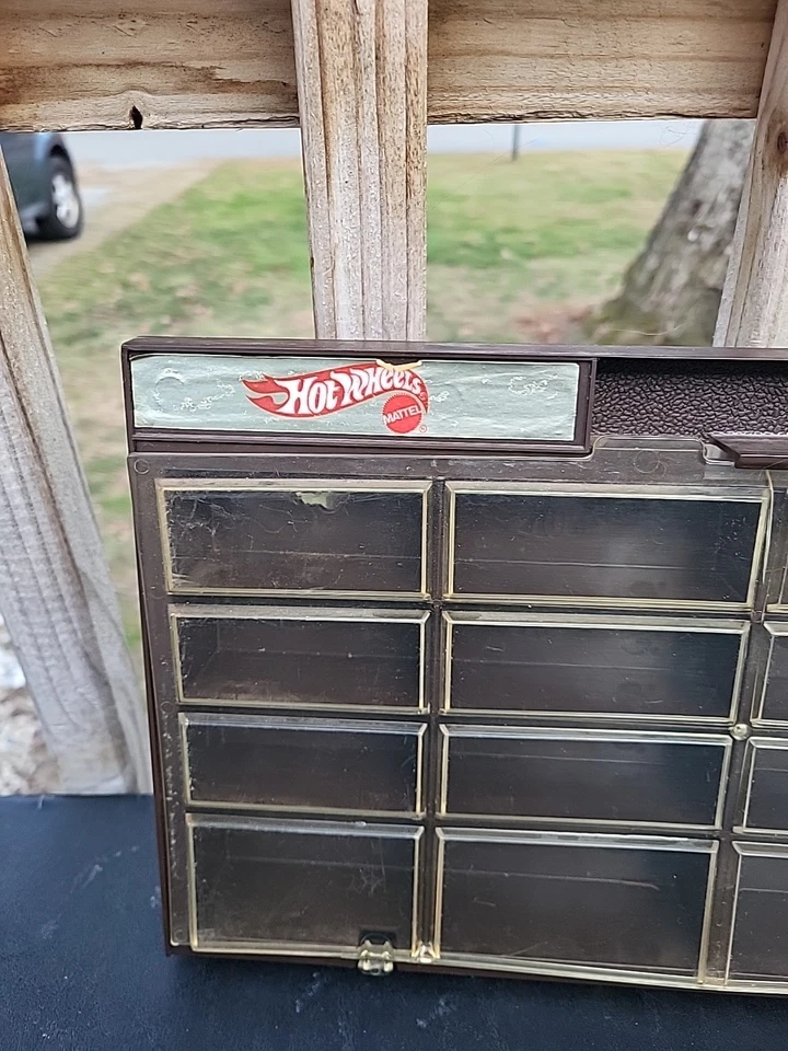 Vintage 1981 Mattel Hot Wheels Wall Mount (16 Car Slots) Showcase Display Case - Image 2 of 4