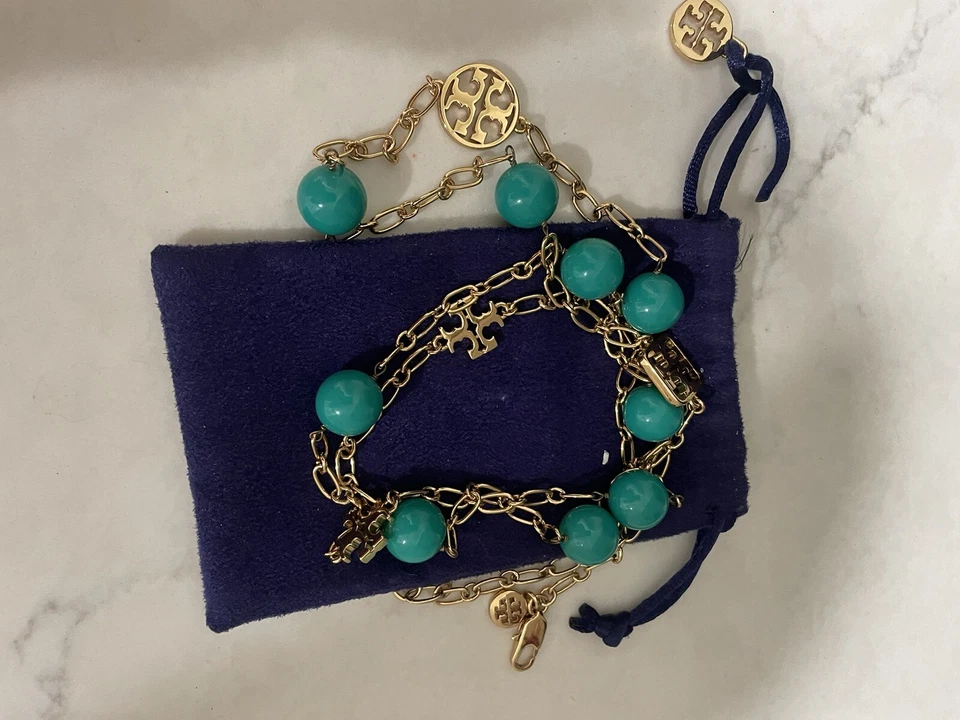 Collar enchapado en oro estación logotipo resina verde azulado Evie diseñador Tory Burch Foto 3 de 4