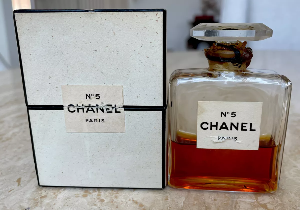 Chanel presenta un monumental frasco del mítico perfume Chanel Nº5