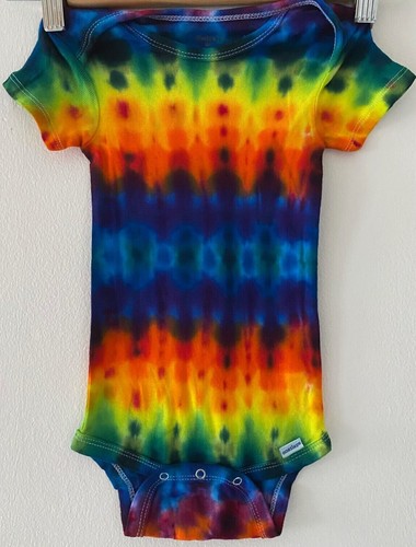 Nuevo Tie Dye 12 meses Gerber Onsies 100 % algodón manga corta todas las estaciones todos los días - Imagen 2 de 15