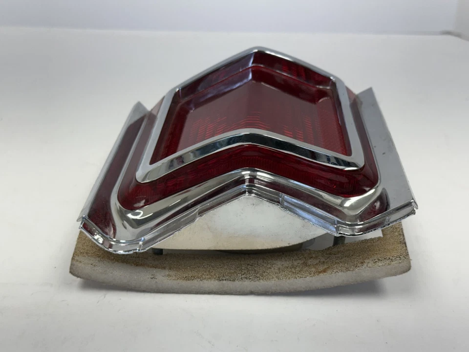 Lámpara trasera interior izquierda Plymouth Fury Station Wagon 1965 2445883 nueva de stock Foto 4 de 4