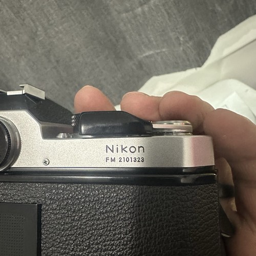 Nikon FM argento fotocamera reflex 35 mm con obiettivo Nikon Nikkor 50 mm 1:2 - Foto 9 di 11
