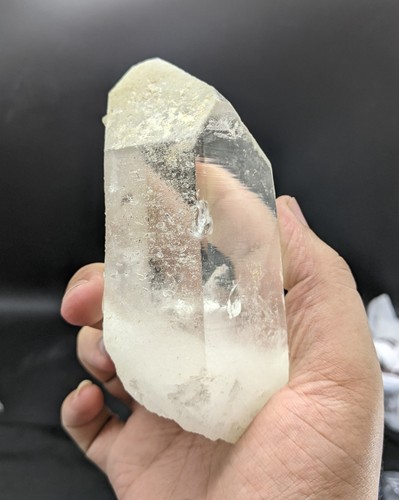 Cristallo di quarzo trasparente naturale con cristallo di axinite pleocroico all'interno 546 grammi - Foto 3 di 16