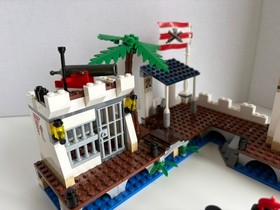 LEGO Pirates: Soldiers' Fort (6242)