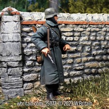 W.Britain 25077 German Volkgrenadier Standing with Ammo Can Britains 