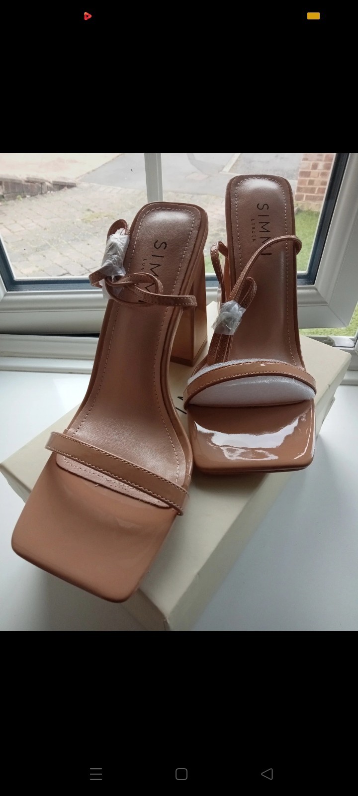 APL Nuovissimo. Nella scatola originale. Sandali con tacco Summit of London beige vernice e cinturino