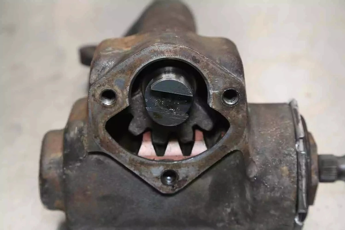 A close-up view of an old steering boxes sector and worm gears.
