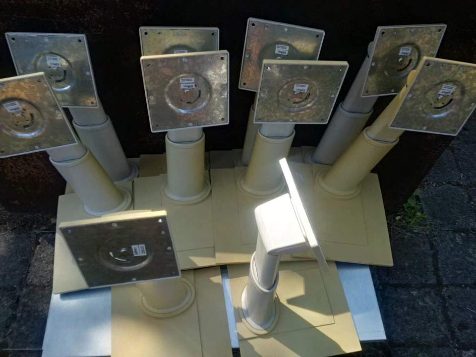 10 Stück Monitor Fuß Ständer B/C Ware UV vergilbt für ca. 3,5kg Monitore 19-24" - Bild 2 von 4