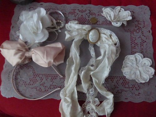 Lot Ancien : 1 Nœud Avec Broche Nacrée Dorée + 2 Broches Fleurs - Occasion Très Bon état