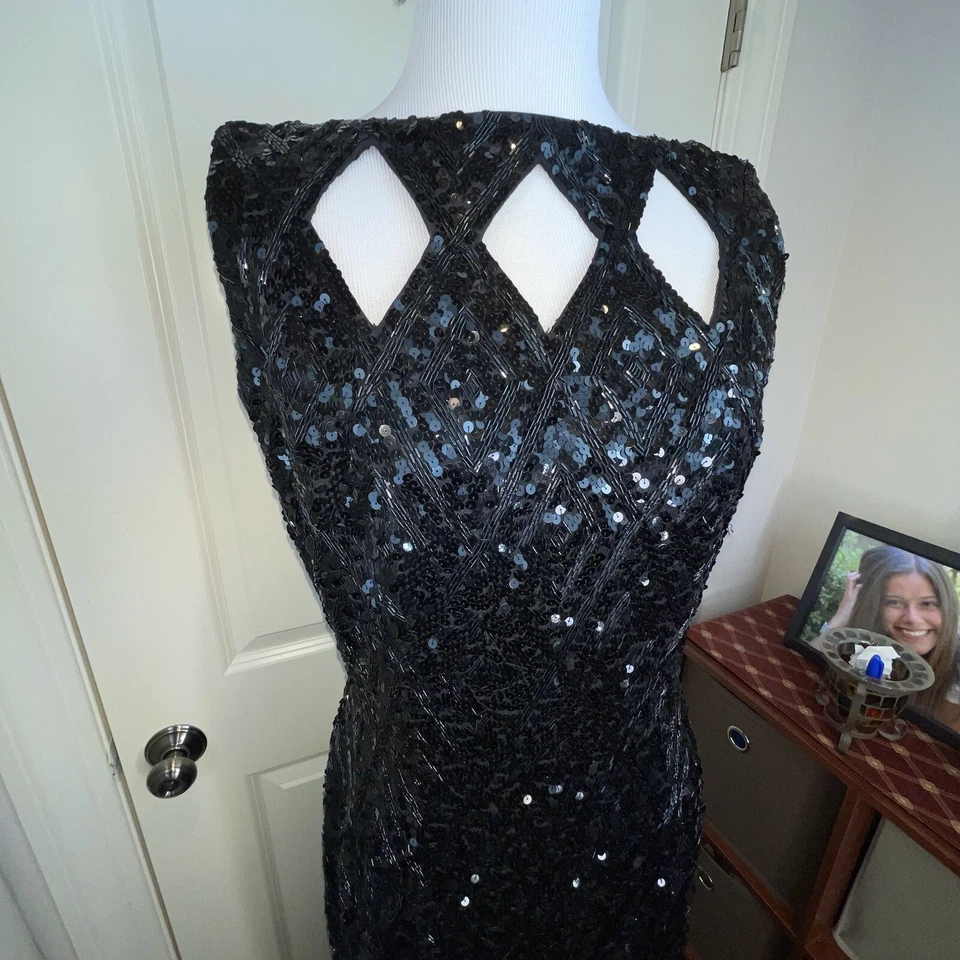 Vestido largo con cuentas de lentejuelas negro sin mangas corte de diamante cuello barco Foto 3 de 4