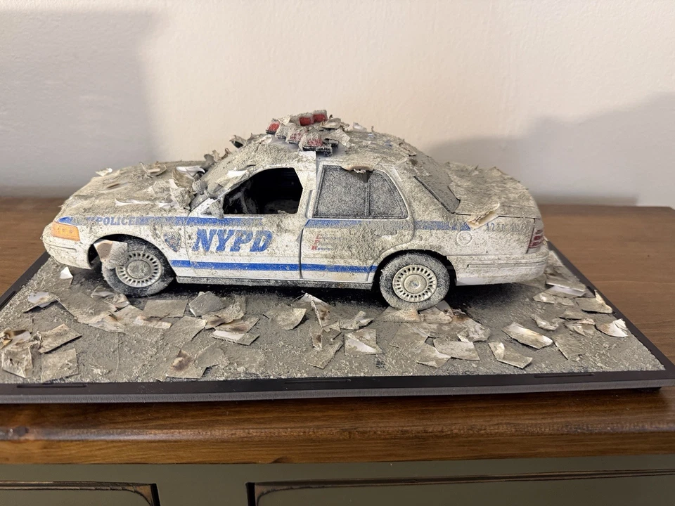 Тематическая диорама полицейского круизера 1:18 NYPD 9/11 с акриловым чехлом - Изображение 4 из 4