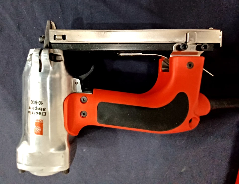 Grapadora eléctrica Roberts Pro 10-600, corona 3/16, 120/15 amperios, calibre 20 con estuche Foto 4 de 4