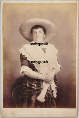 SCHRANKKARTE DAMEN STROHHUT KURZE HAARE FÄCHER KENNERLEY LLANDUDO WALES FOTO