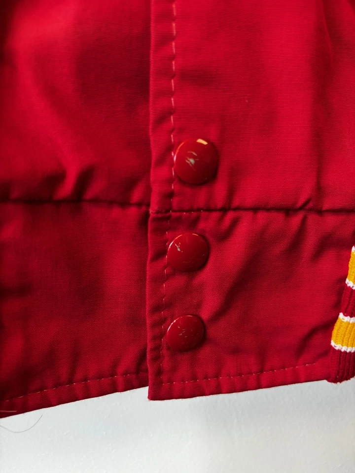 Jaqueta de vôlei universitária vintage Mundelein masculina GG feita em ouro vermelho EUA DeLONG ANOS 80 - Imagem 2 de 4