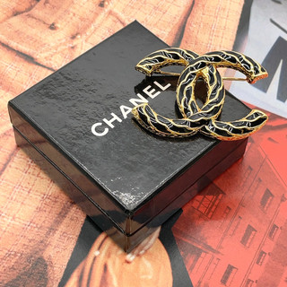 Auténtico broche grabado ondulado esmalte negro Chanel B24P Coco Mark GD con caja SK080044