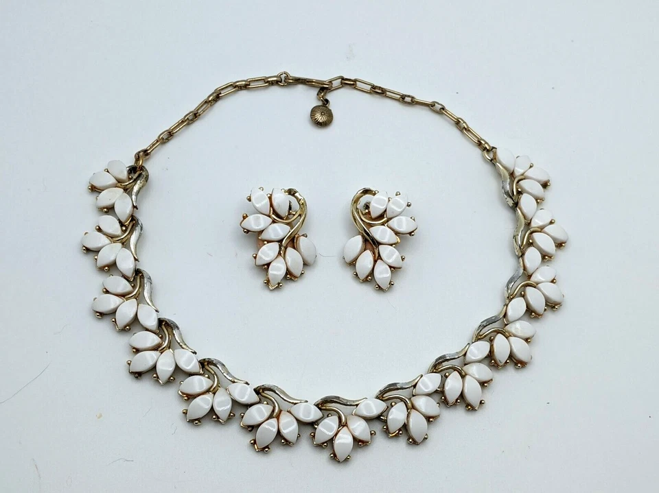 Juego de Pendientes y Collar Cabujón Plástico Blanco Vintage Años 50 Moda Foto 2 de 4