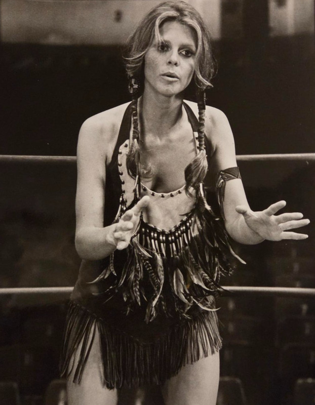 ABC Vintage 7x9 Press Photo Lindsay Wagner The Bionic Woman 