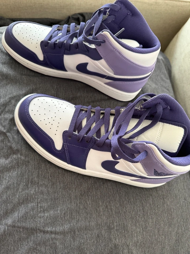 AJ1, Air Jordan 1 Mid, Rare color, Sky J Purple/White, Worn Once, lot 1082 - Image 2 of 4