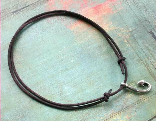 Collar de surfista de cuero con gancho de pez de peltre marrón o negro Foto 2 de 4