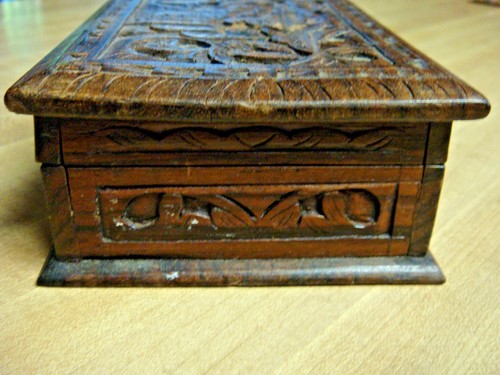 VINTAGE HINGED WOODEN BOX w/ Ornate Bird Design - Picture 4 of 12