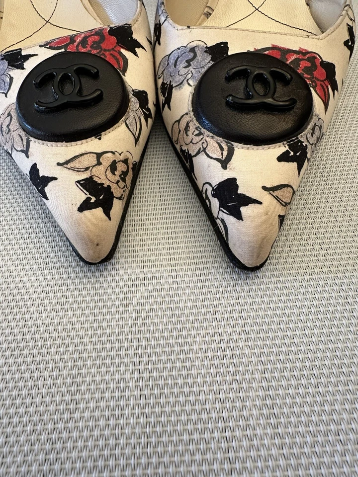 TACONES CHANEL TELA AUTÉNTICA LOGOTIPO CC MEDALLÓN FLOR MULAS 2.5” TALLA 38 ($1495) Foto 3 de 4